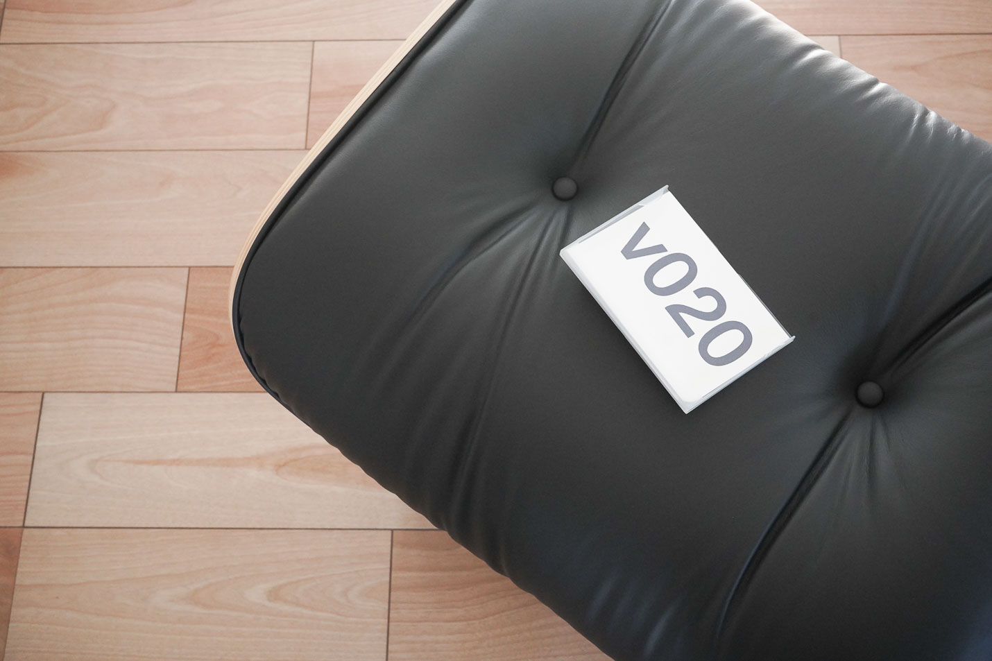 イームズラウンジチェアの木目