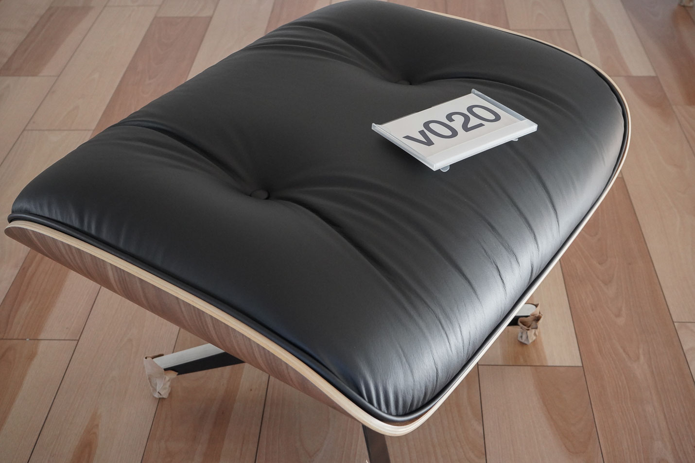 イームズラウンジチェアの木目