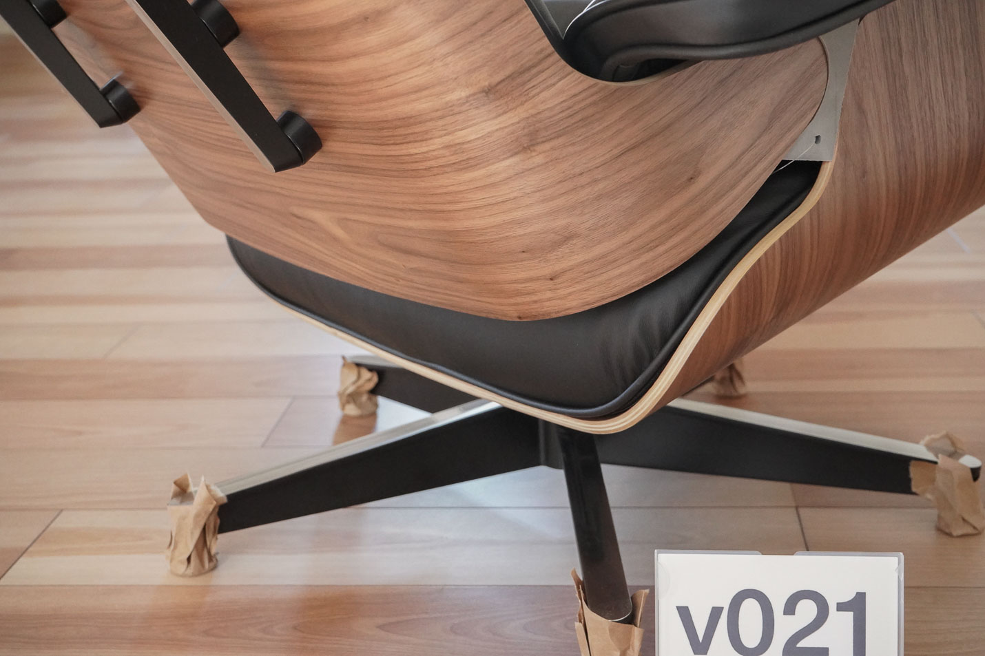 イームズラウンジチェアの木目