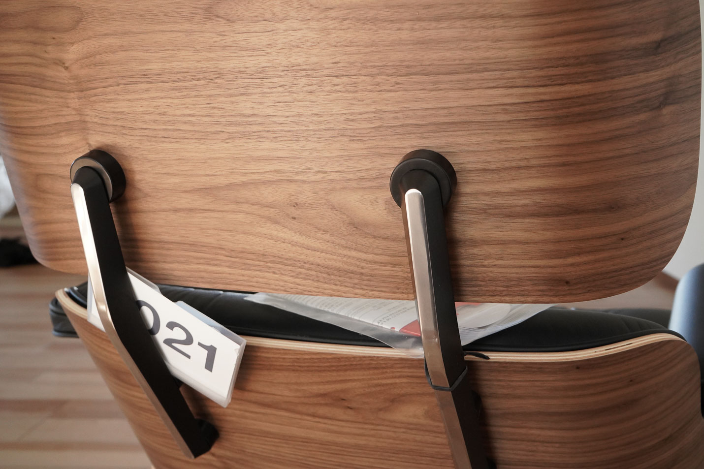 イームズラウンジチェアの木目