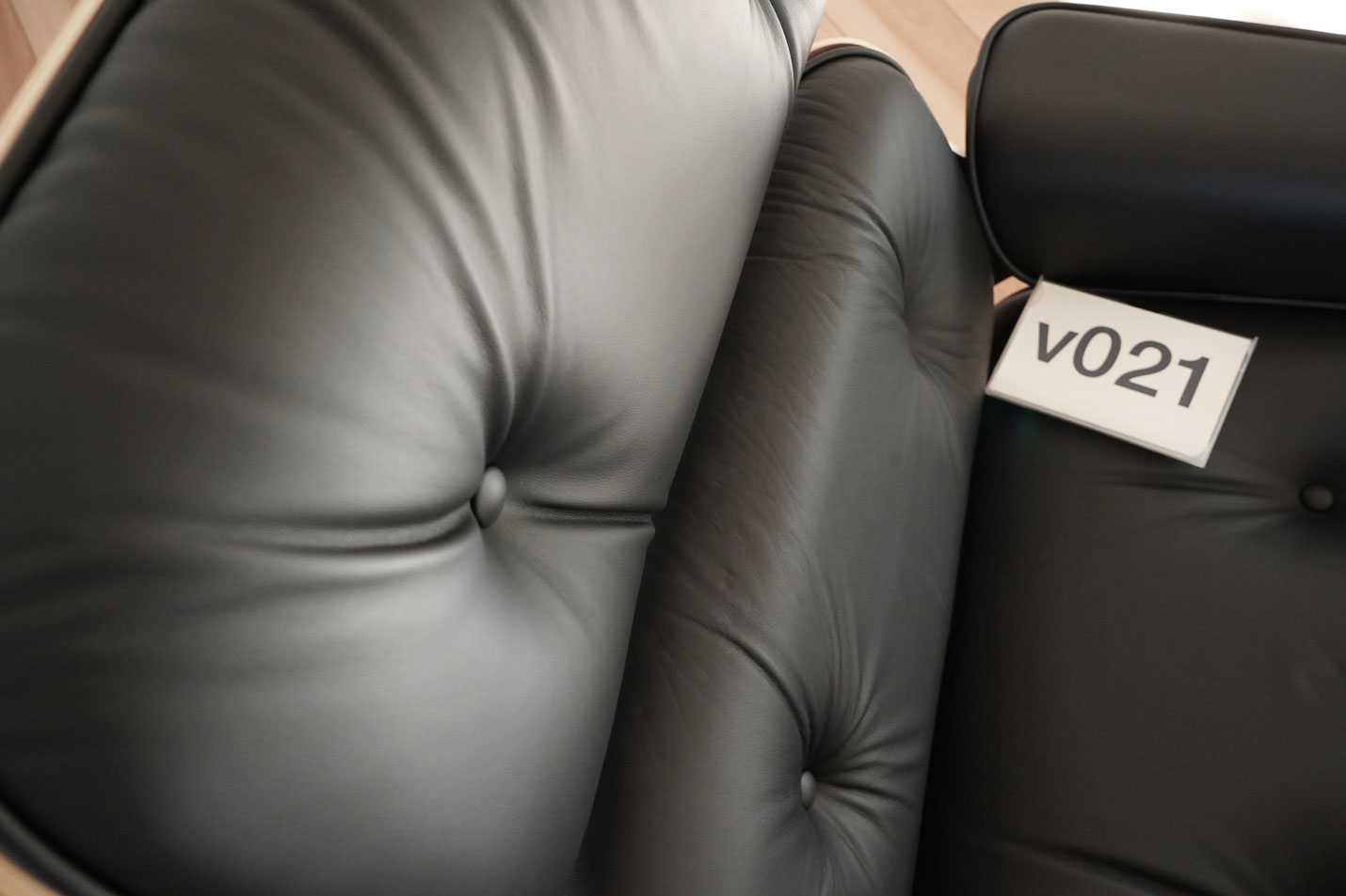 イームズラウンジチェアの木目