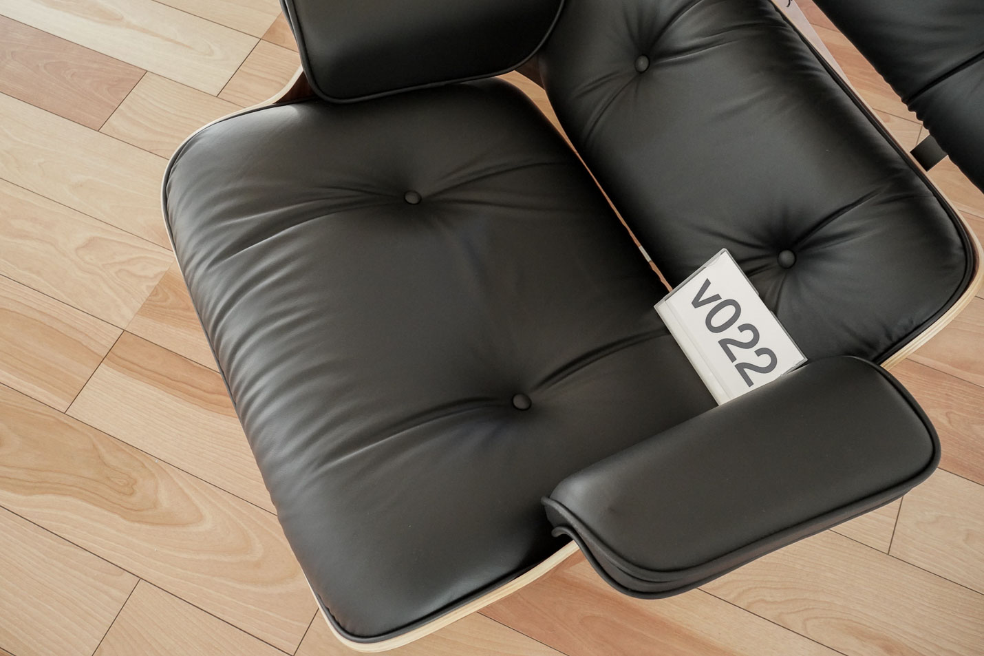 イームズラウンジチェアの木目