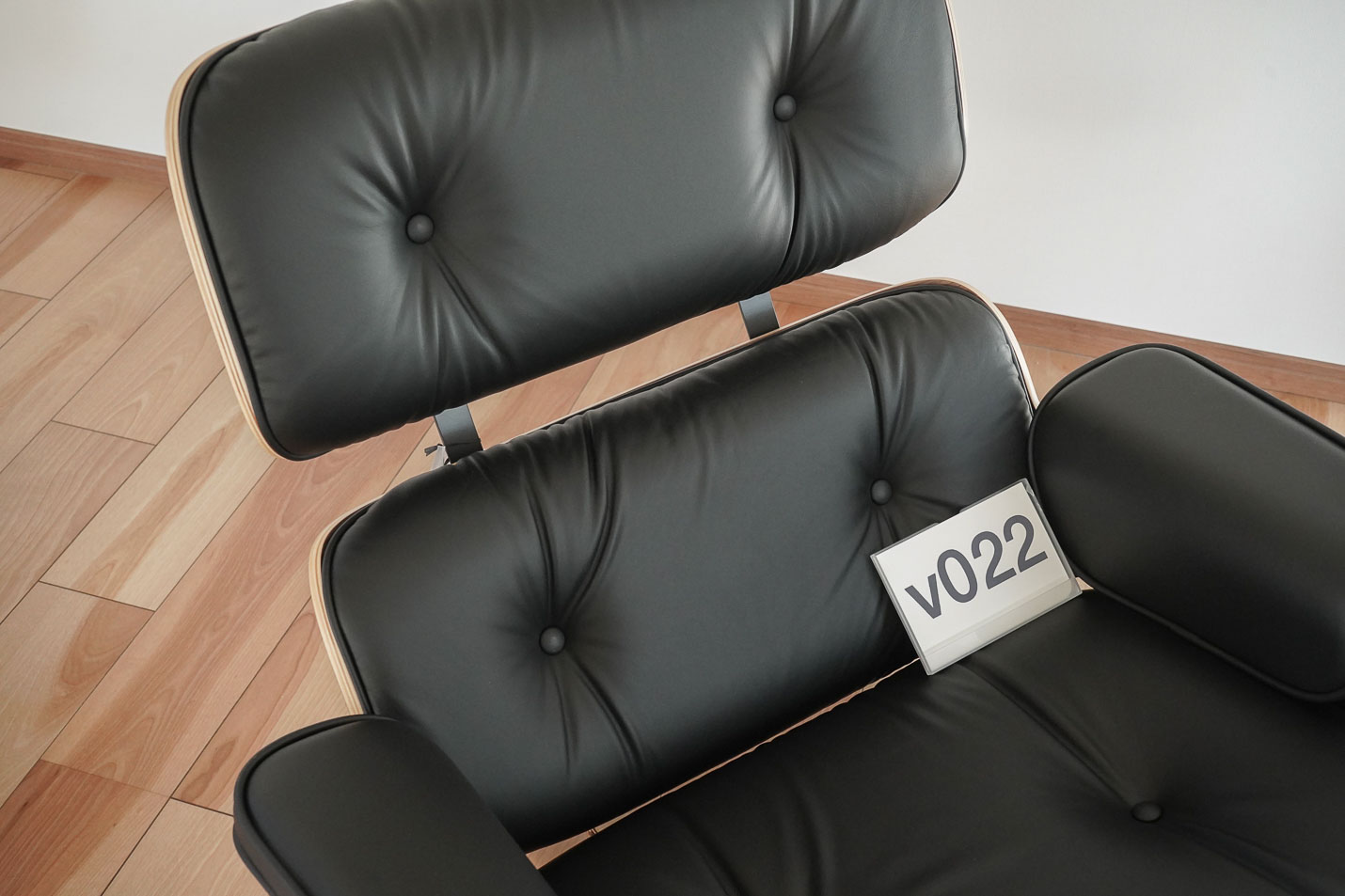 イームズラウンジチェアの木目