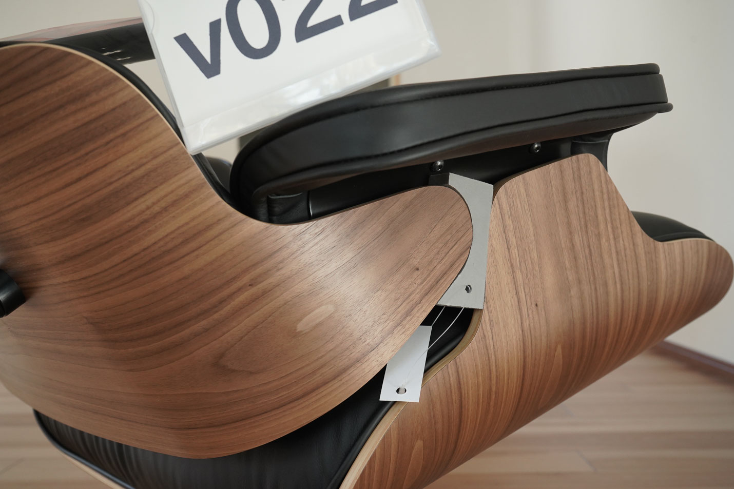 イームズラウンジチェアの木目