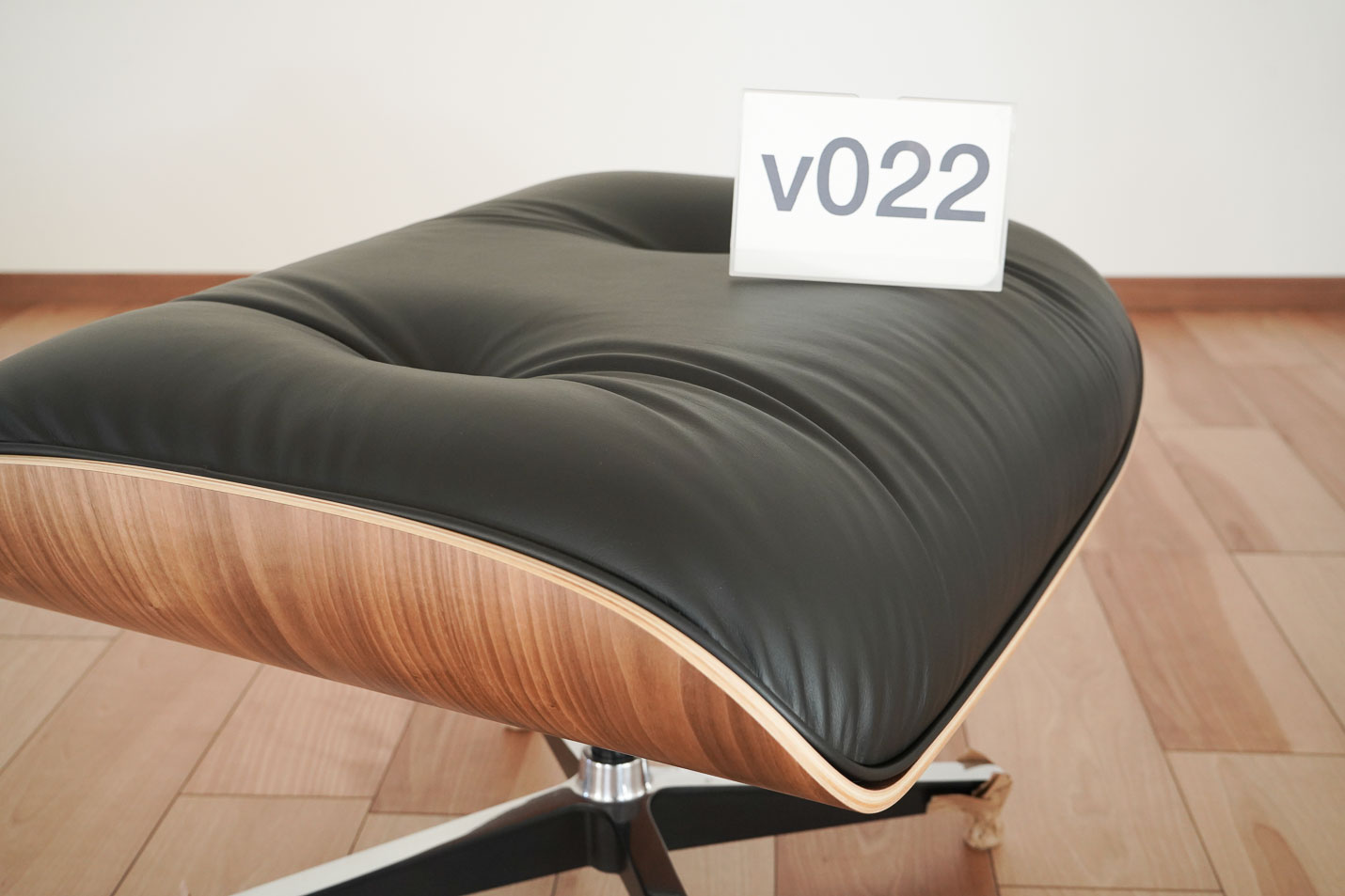 イームズラウンジチェアの木目