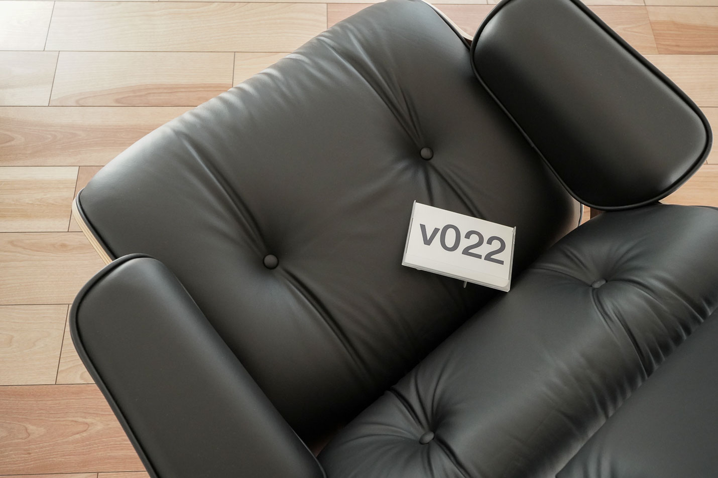 イームズラウンジチェアの木目