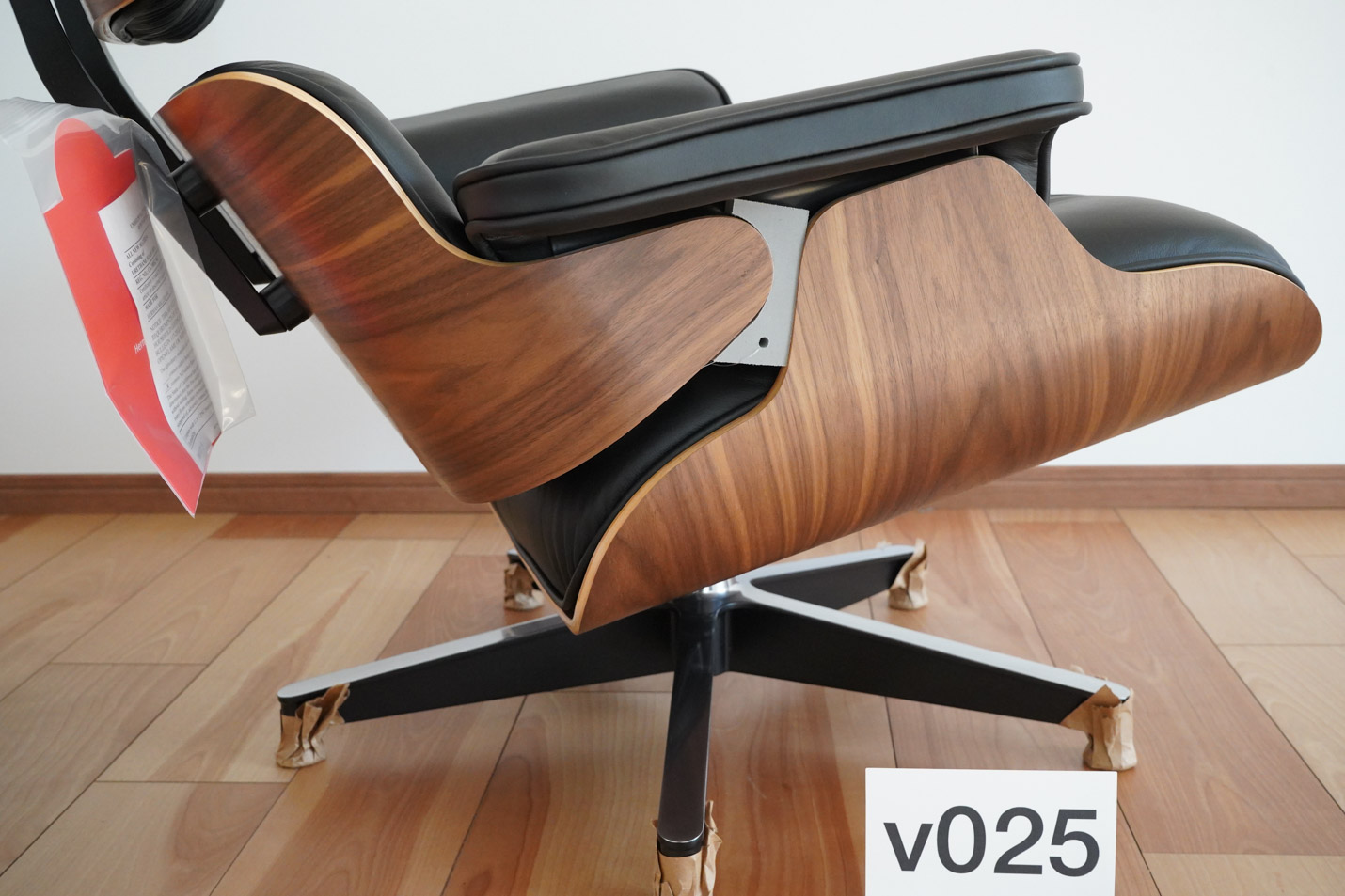 イームズラウンジチェアの木目