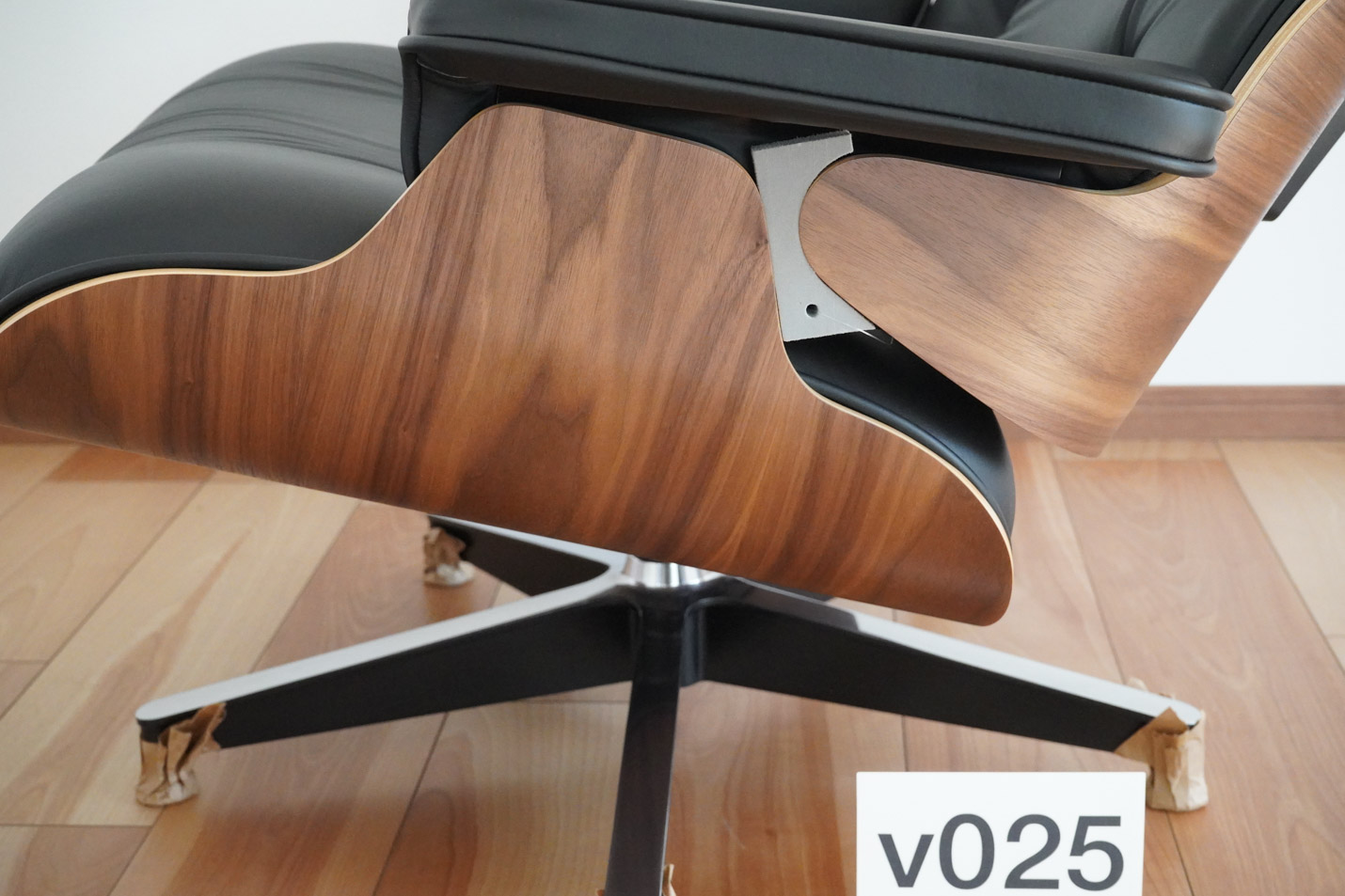 イームズラウンジチェアの木目