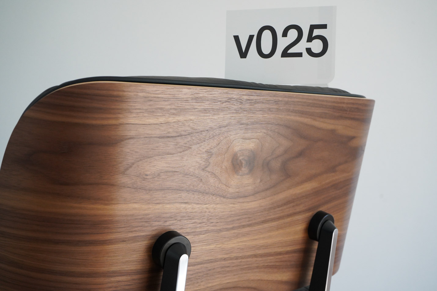 イームズラウンジチェアの木目