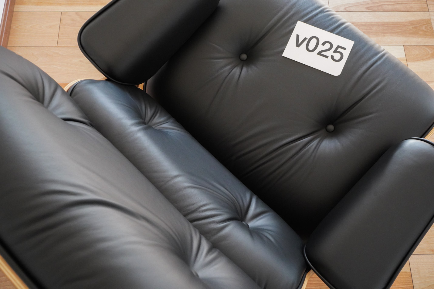 イームズラウンジチェアの木目