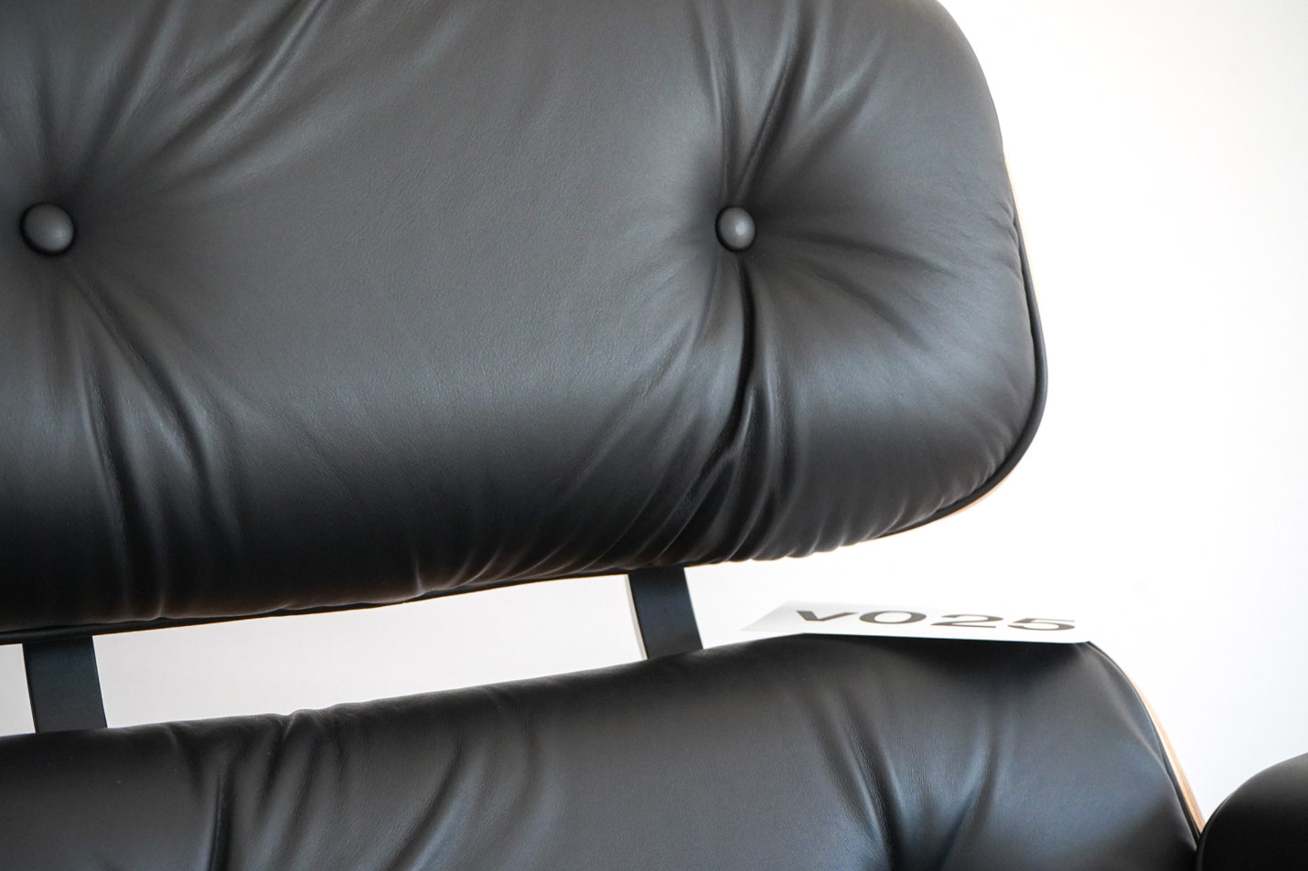 イームズラウンジチェアの木目