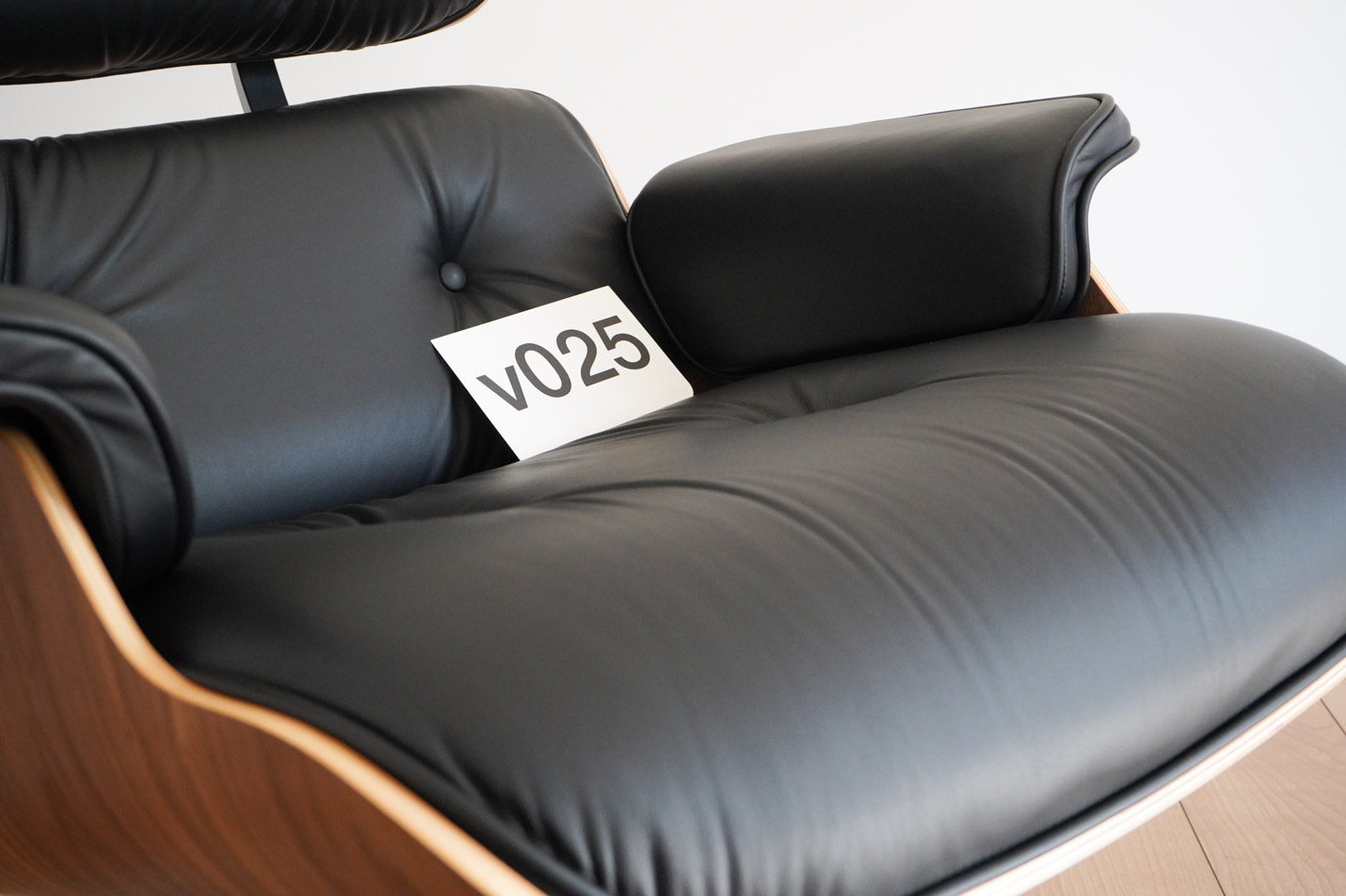 イームズラウンジチェアの木目