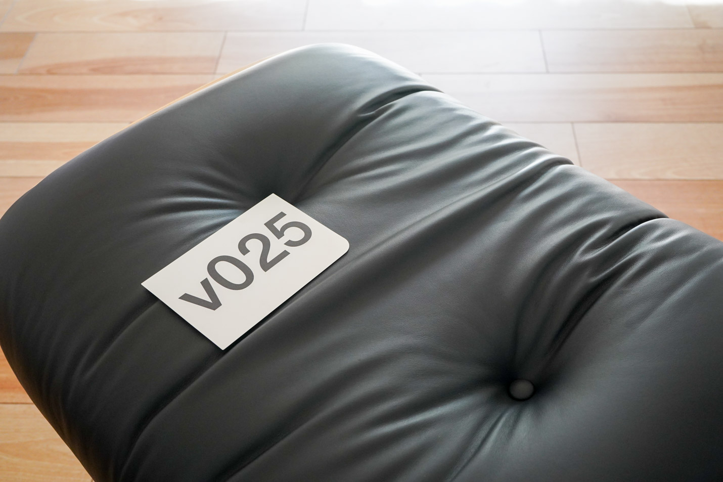 イームズラウンジチェアの木目