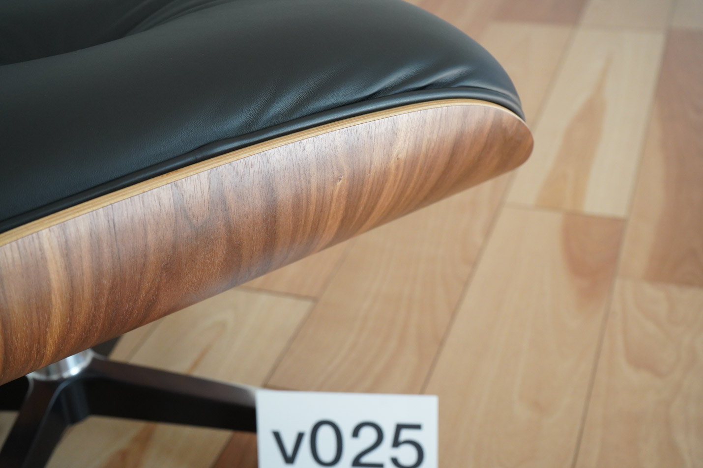 イームズラウンジチェアの木目