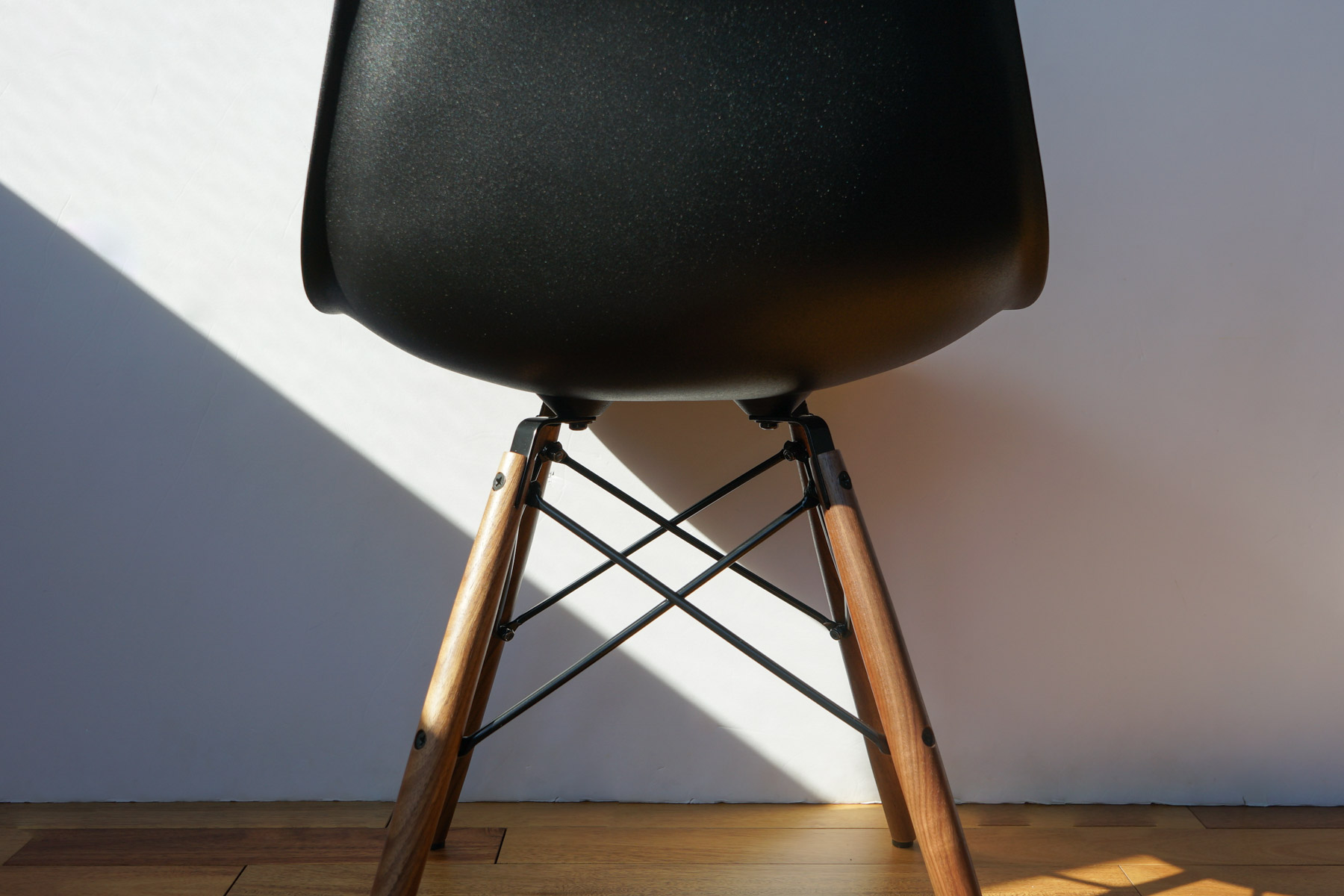 黒い座面とウォールナット脚