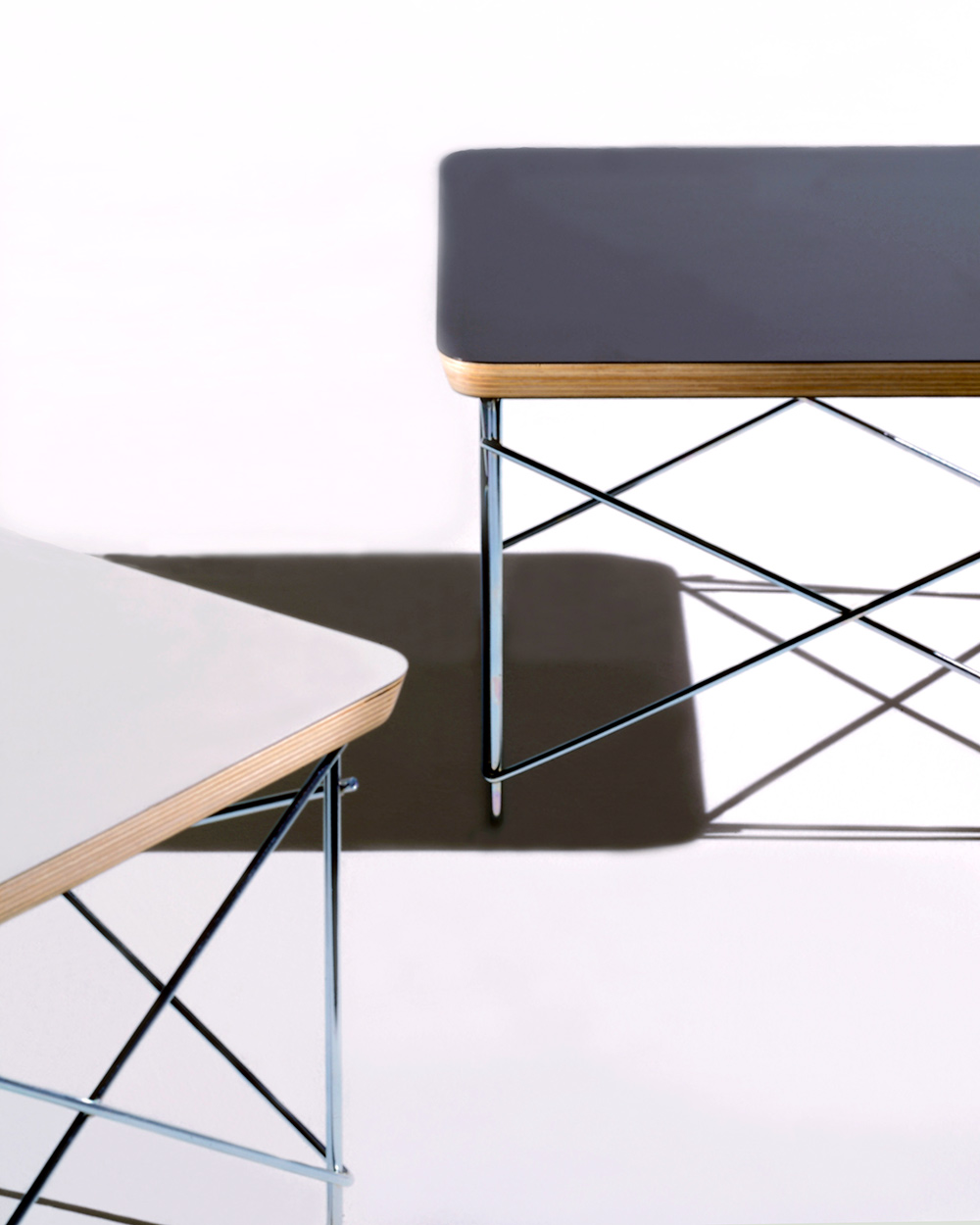 イームズLTRT ワイヤーベーステーブルの天板はブラックとホワイトの2種類