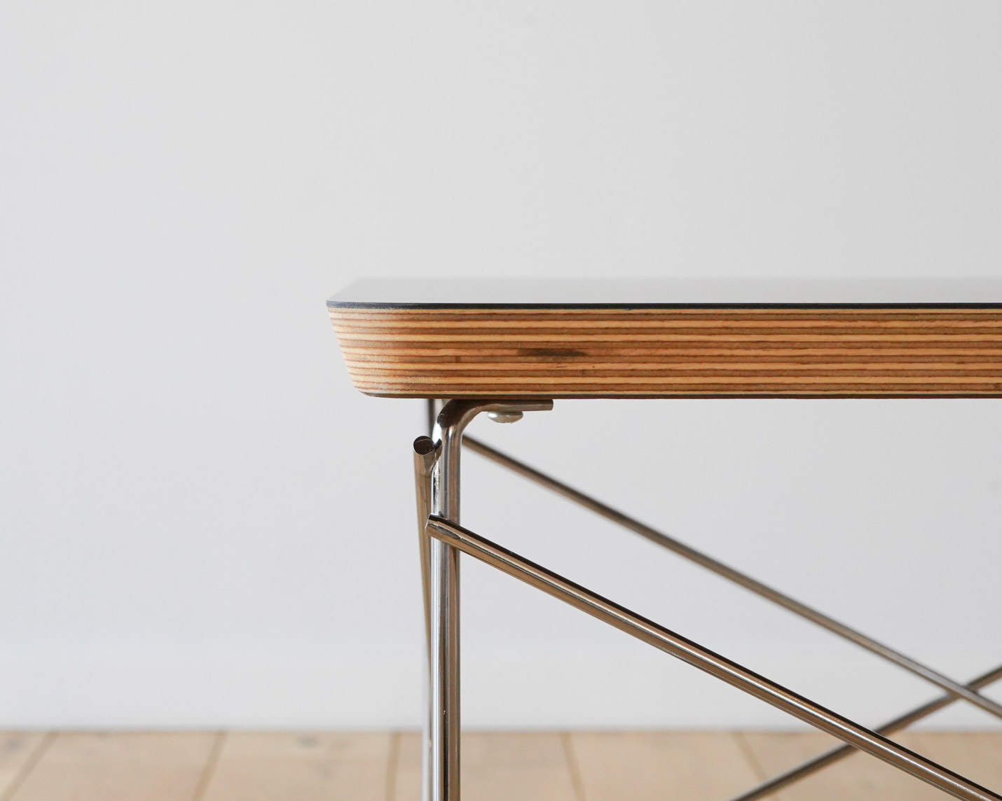 ハーマンミラー（Hermanmiller）イームズLTRT天板のディテール