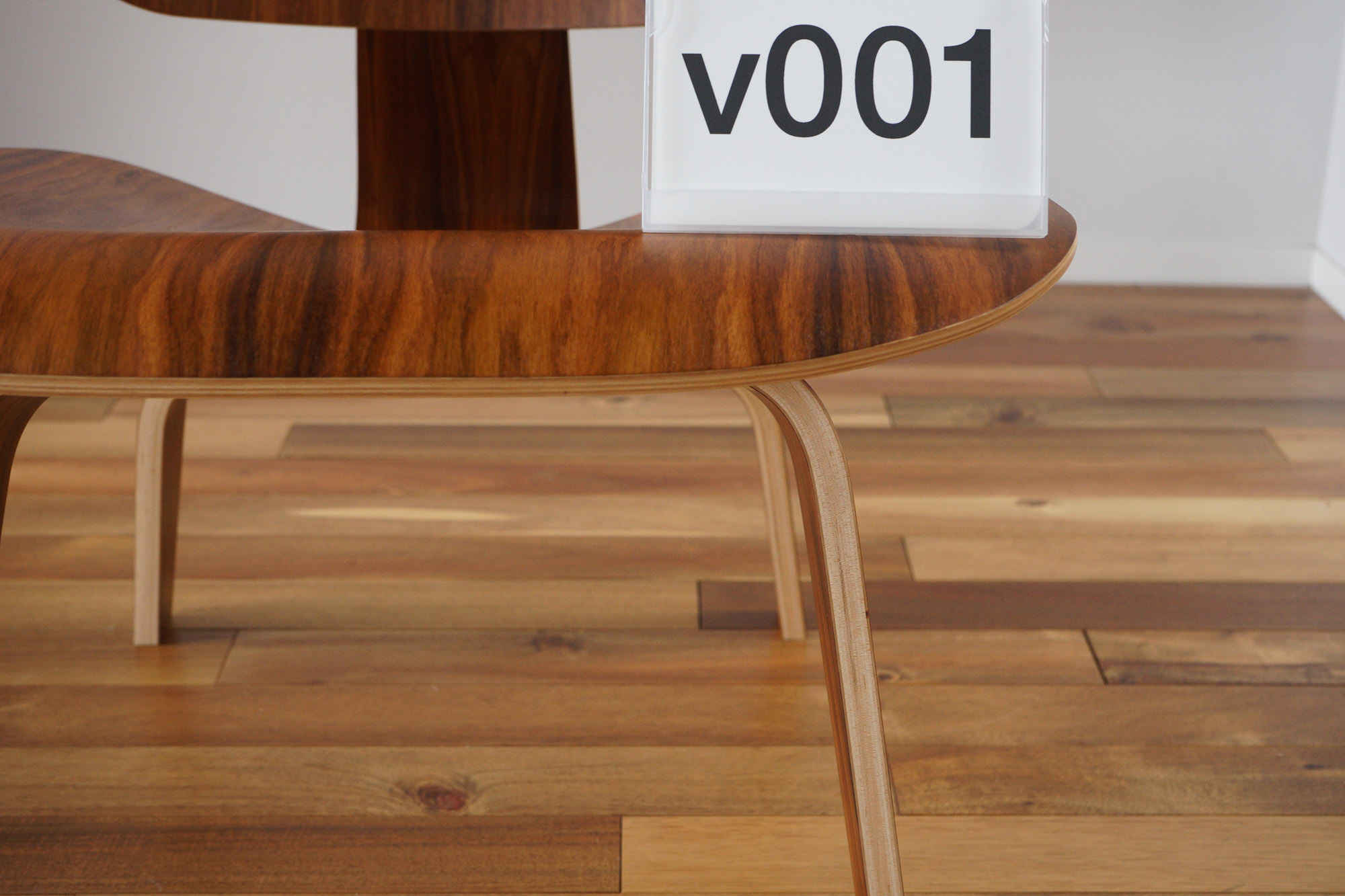 イームズLCWの木目