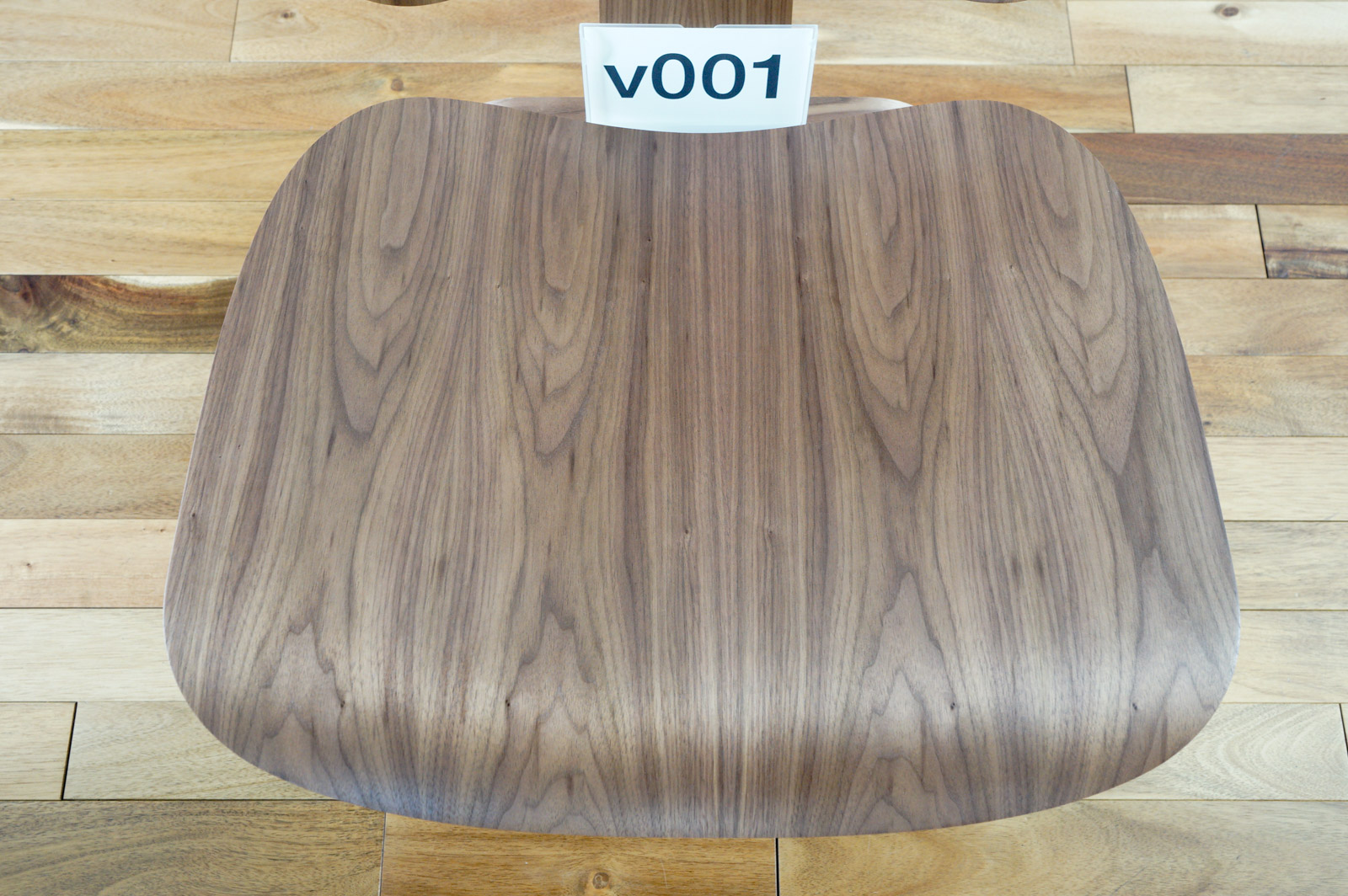 イームズLCWの木目