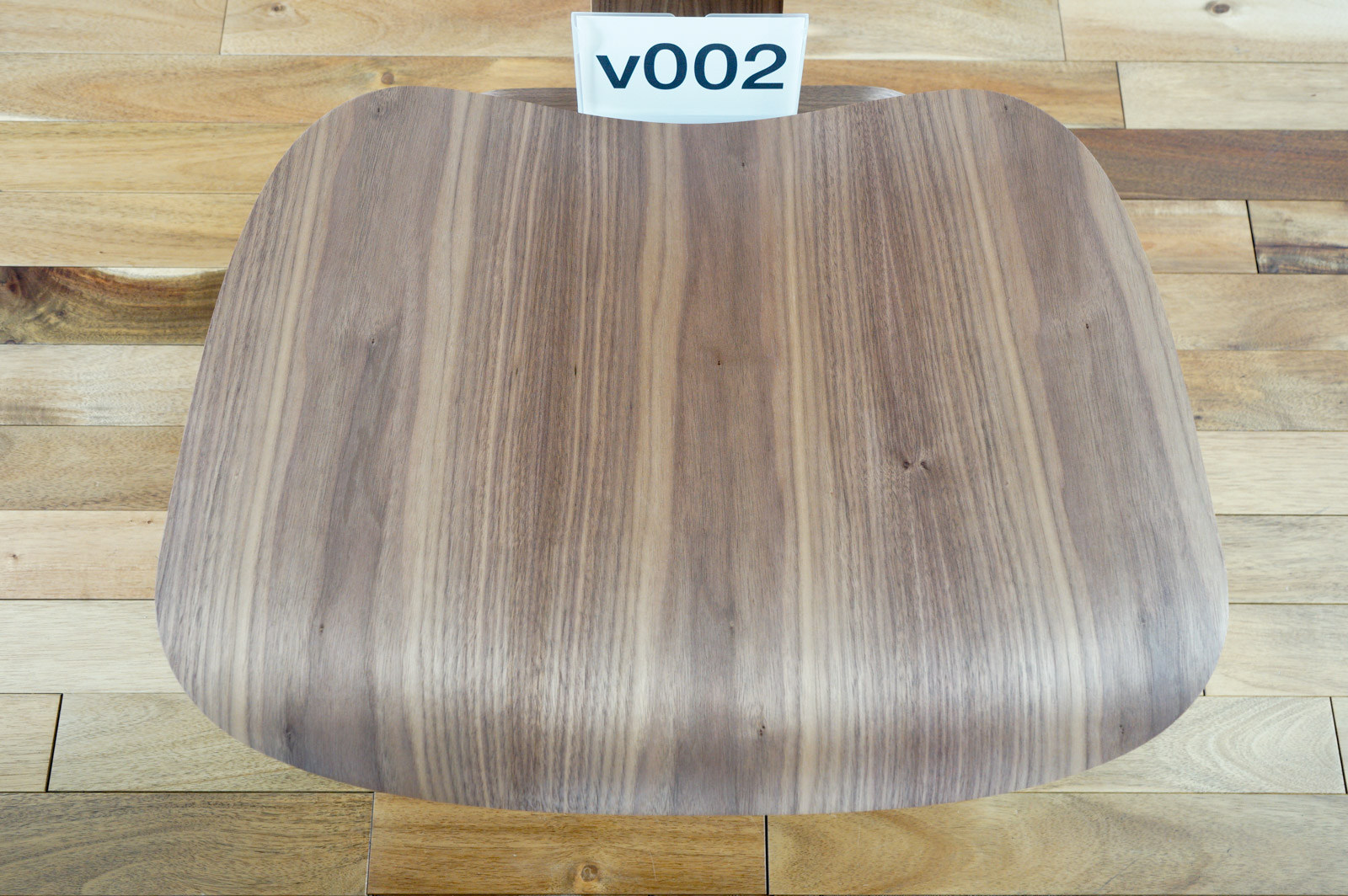 イームズLCWの木目