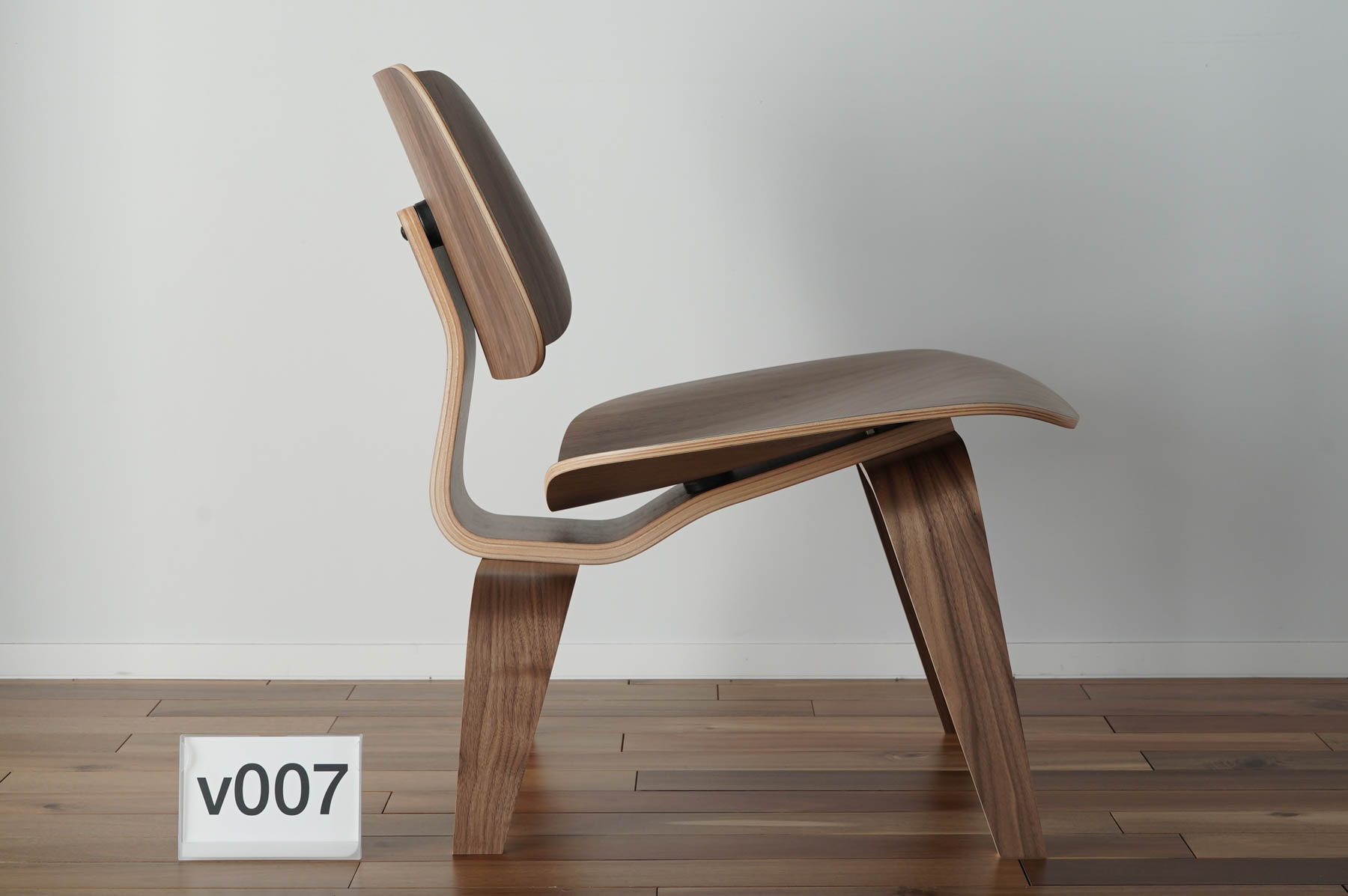 イームズLCWの木目