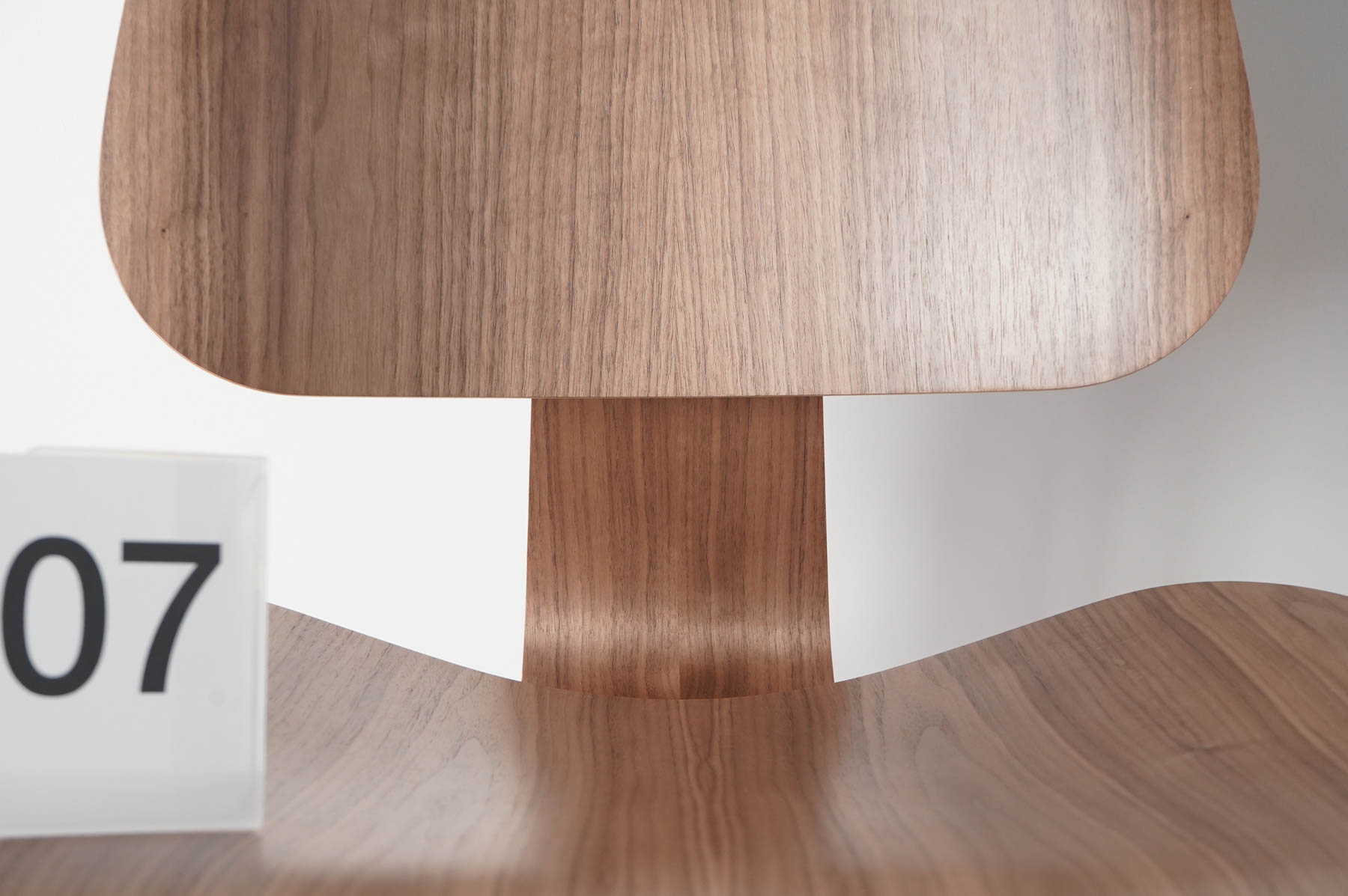 イームズLCWの木目