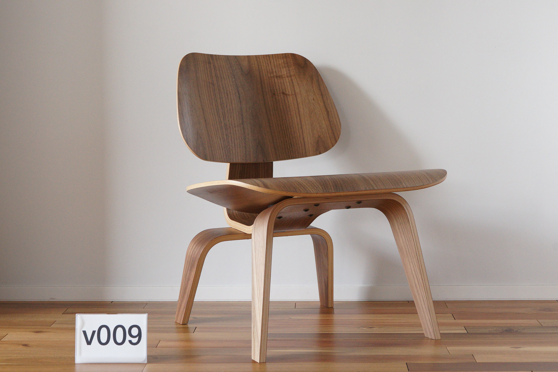 イームズLCWの木目