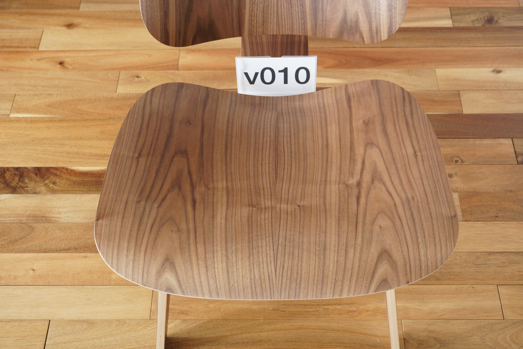 イームズLCWの木目