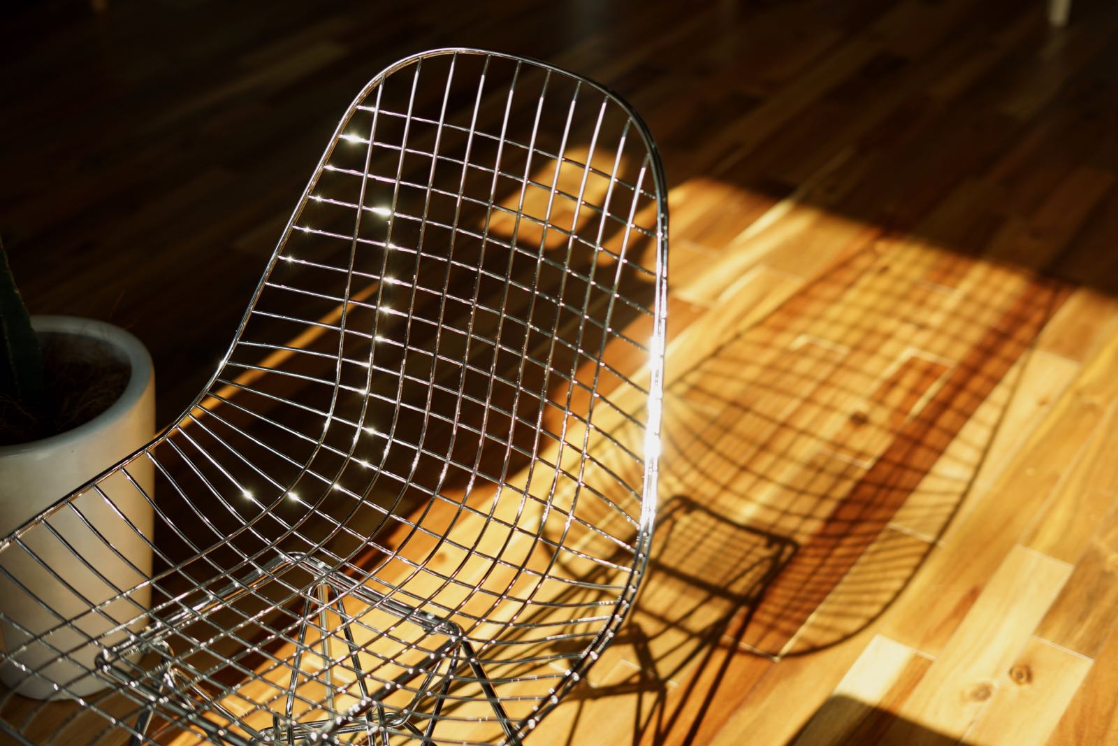 ワイヤーチェアDKRは濃い床ではただただカッコイイ