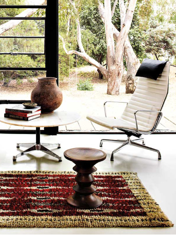 ハーマンミラー（hermanmiller）イームズハウスで撮られたウォールナットスツールとアルミナムラウンジチェア