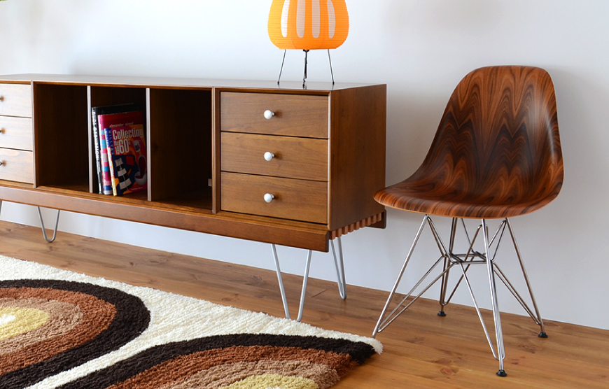 リビングの片隅に１脚あるだけのハーマンミラー（hermanmiller）イームズウッドシェルチェア