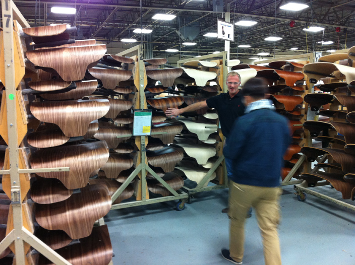 組み立ての順番を待つハーマンミラー（hermanmiller）イームズラウンジチェアのシェルパーツ