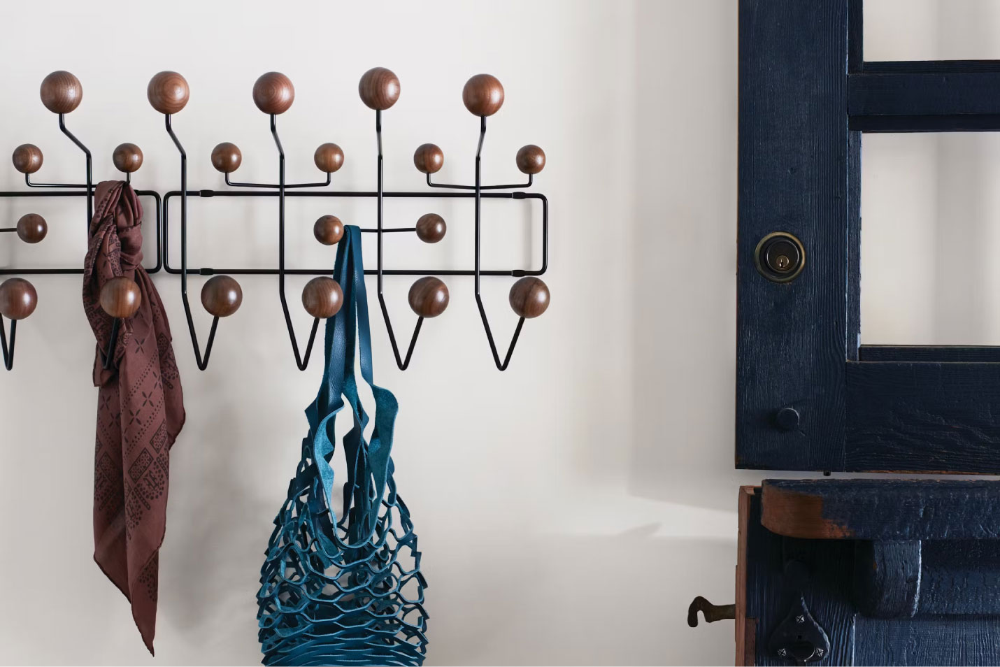 ハーマンミラー（hermanmiller）イームズハングイットオールウォールナットブラック