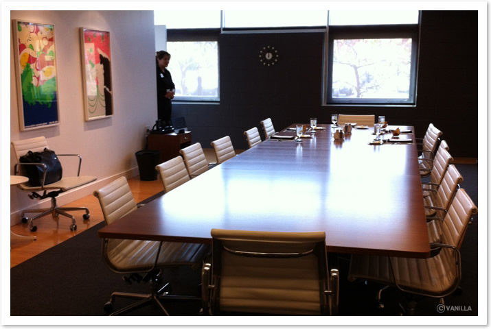 ピクニックポスターが並ぶ部屋