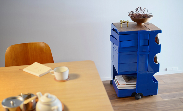 イームズ DCMのダイニング横で