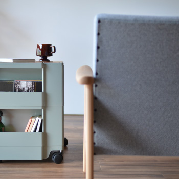 ボビーワゴン ユーコングレー 2段2トレイとカリモク60 Kチェアミストグレー