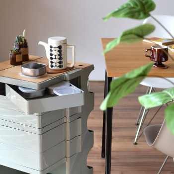 ボビーワゴン ユーコングレー 3段5トレイとイームズシェルチェア