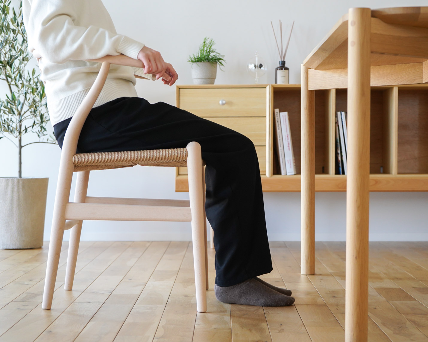 カール・ハンセン＆サン（CARL HANSEN & SON）CH24 Yチェア座面高43cmに座った身長162cmの女性