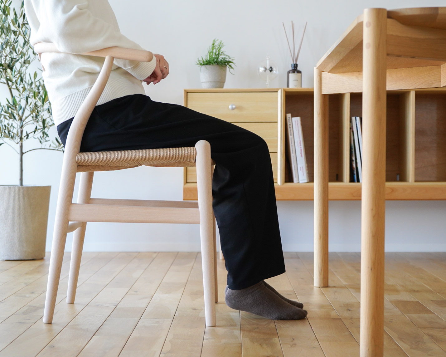 カール・ハンセン＆サン（CARL HANSEN & SON）CH24 Yチェア座面高45cmに座った身長162cmの女性