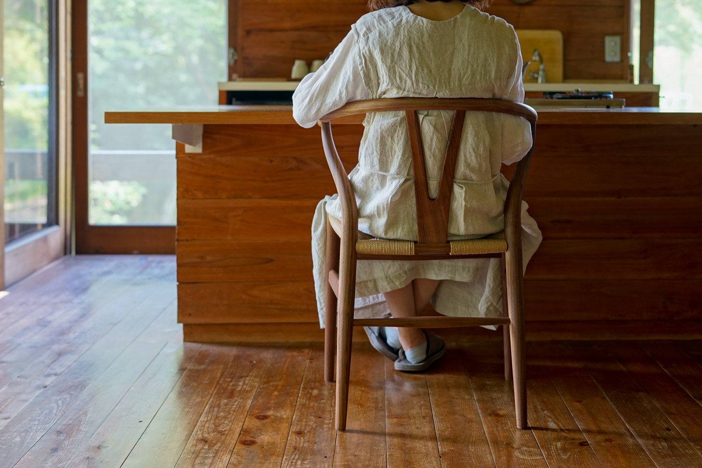 カール・ハンセン&サン(CARL HANSEN & SON)CH24 Yチェアウォールナットに座った後ろ姿