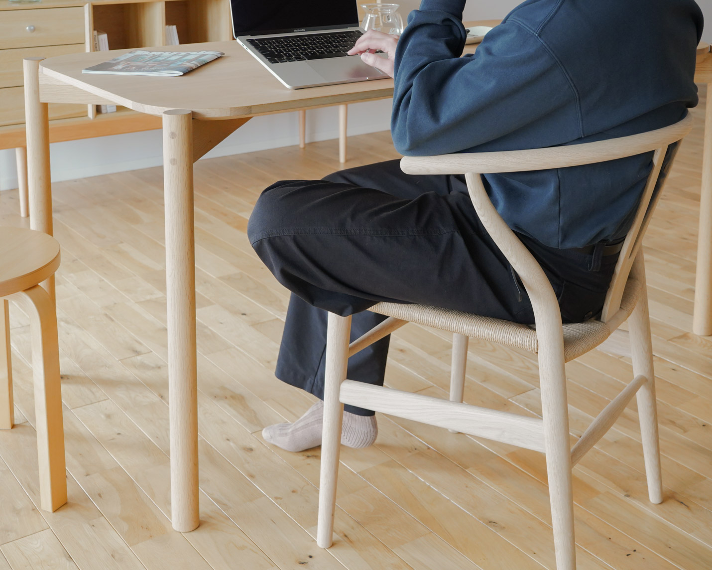 カール・ハンセン&サン(CARL HANSEN & SON)CH24 Yチェアにあぐらをかいて座る