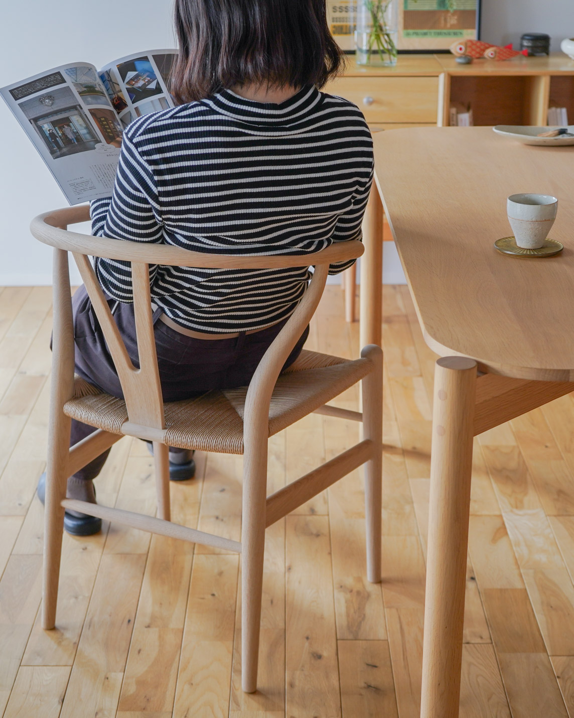 カール・ハンセン&サン(CARL HANSEN & SON)CH24 Yチェアをダイニングでリラックスシーンに