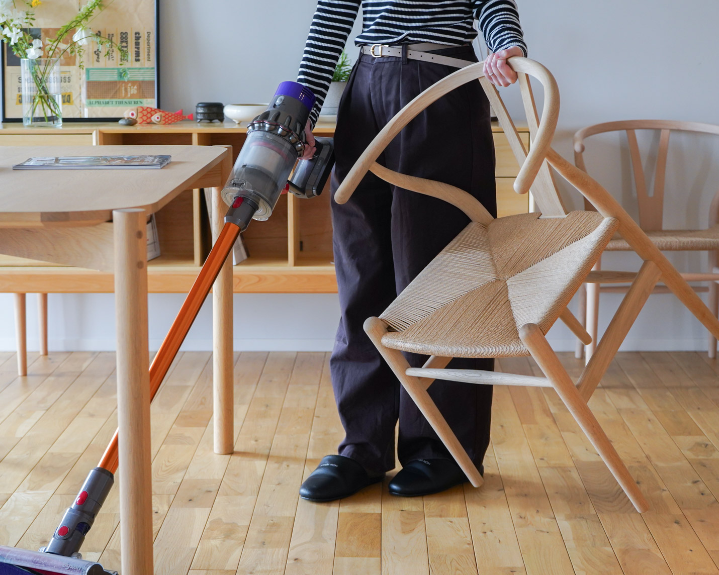 カール・ハンセン&サン(CARL HANSEN & SON)CH24 Yチェアを片手に掃除