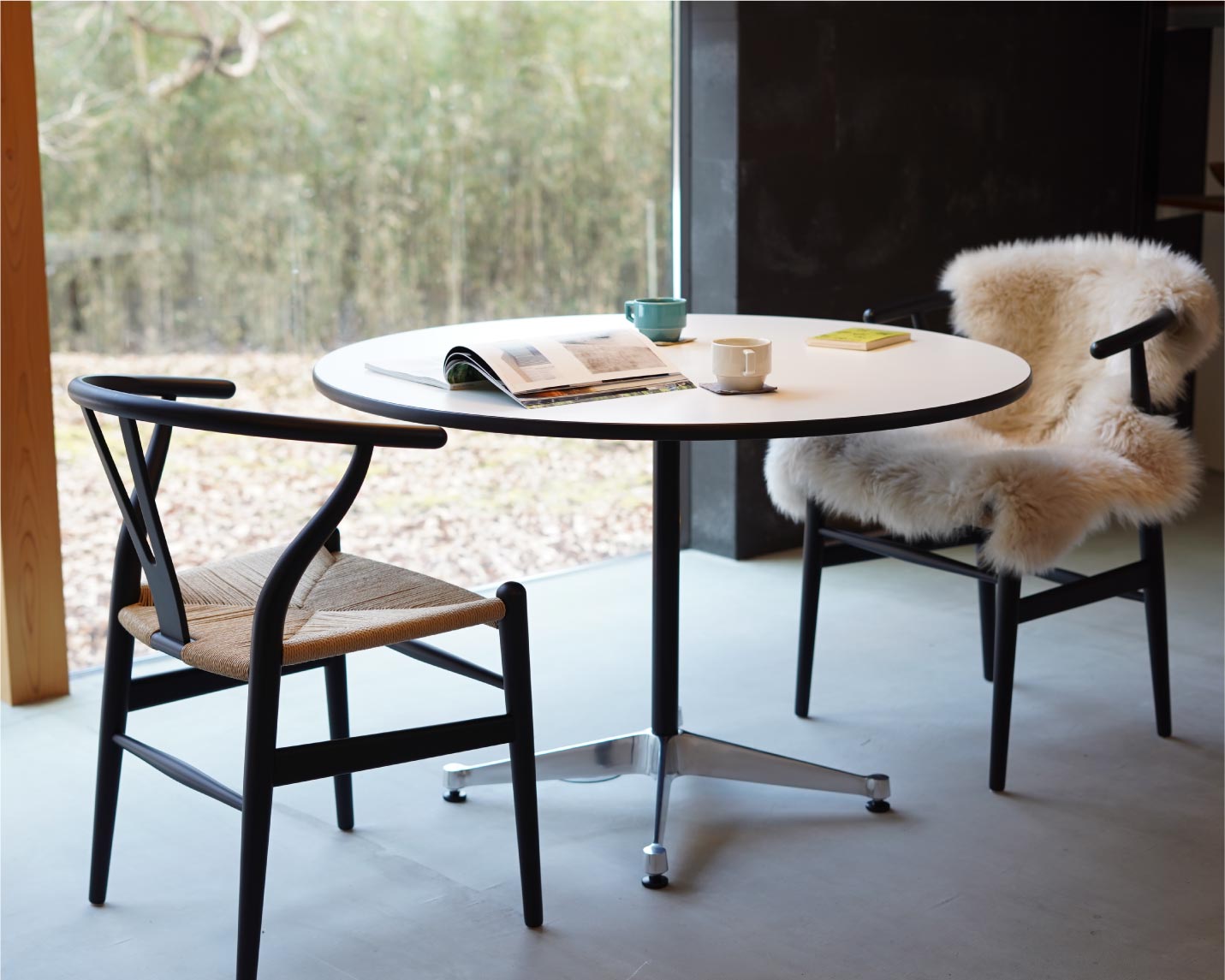 CARL HANSEN & SON （カール・ハンセン＆サン）CH24(Yチェア）ビーチ ソフトブラックとイームズ コントラクトベーステーブルのダイニング