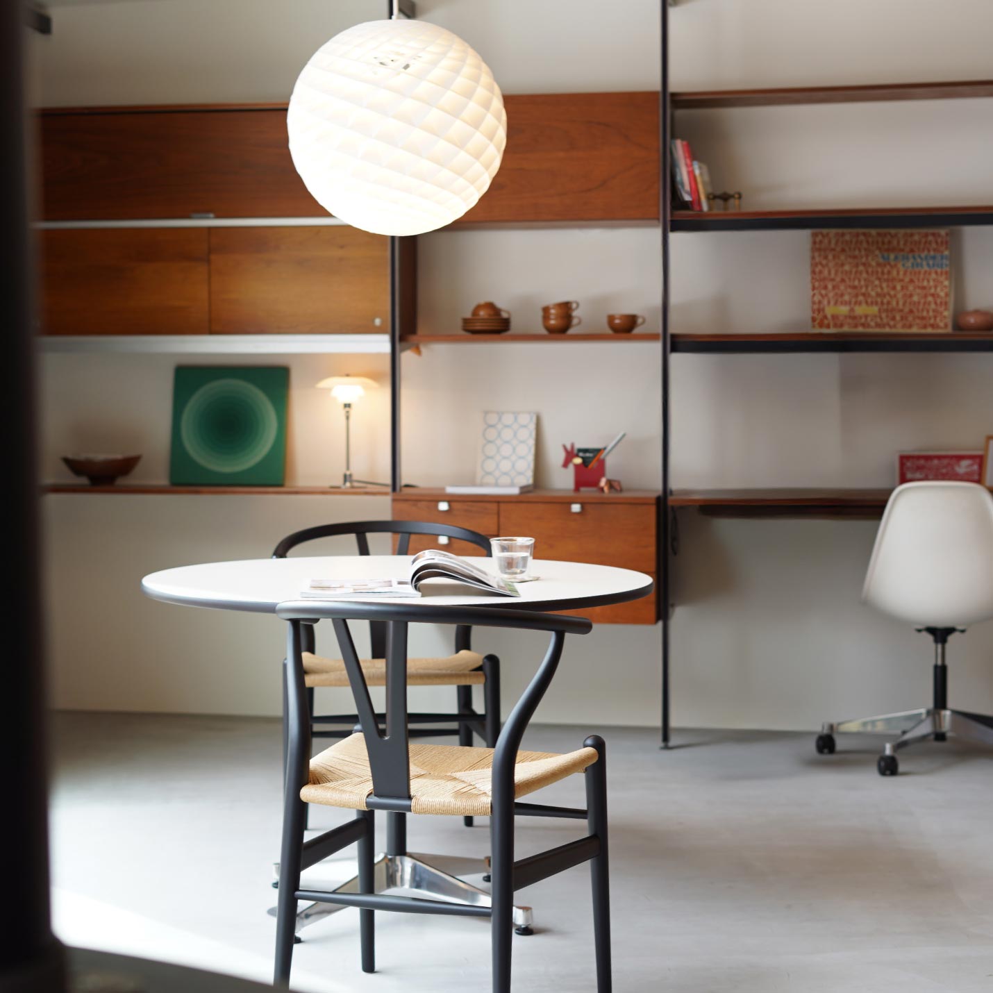 CARL HANSEN & SON （カール・ハンセン＆サン）CH24(Yチェア）ビーチ ソフトブラックのあるミッドセンチュリーミックスのお部屋