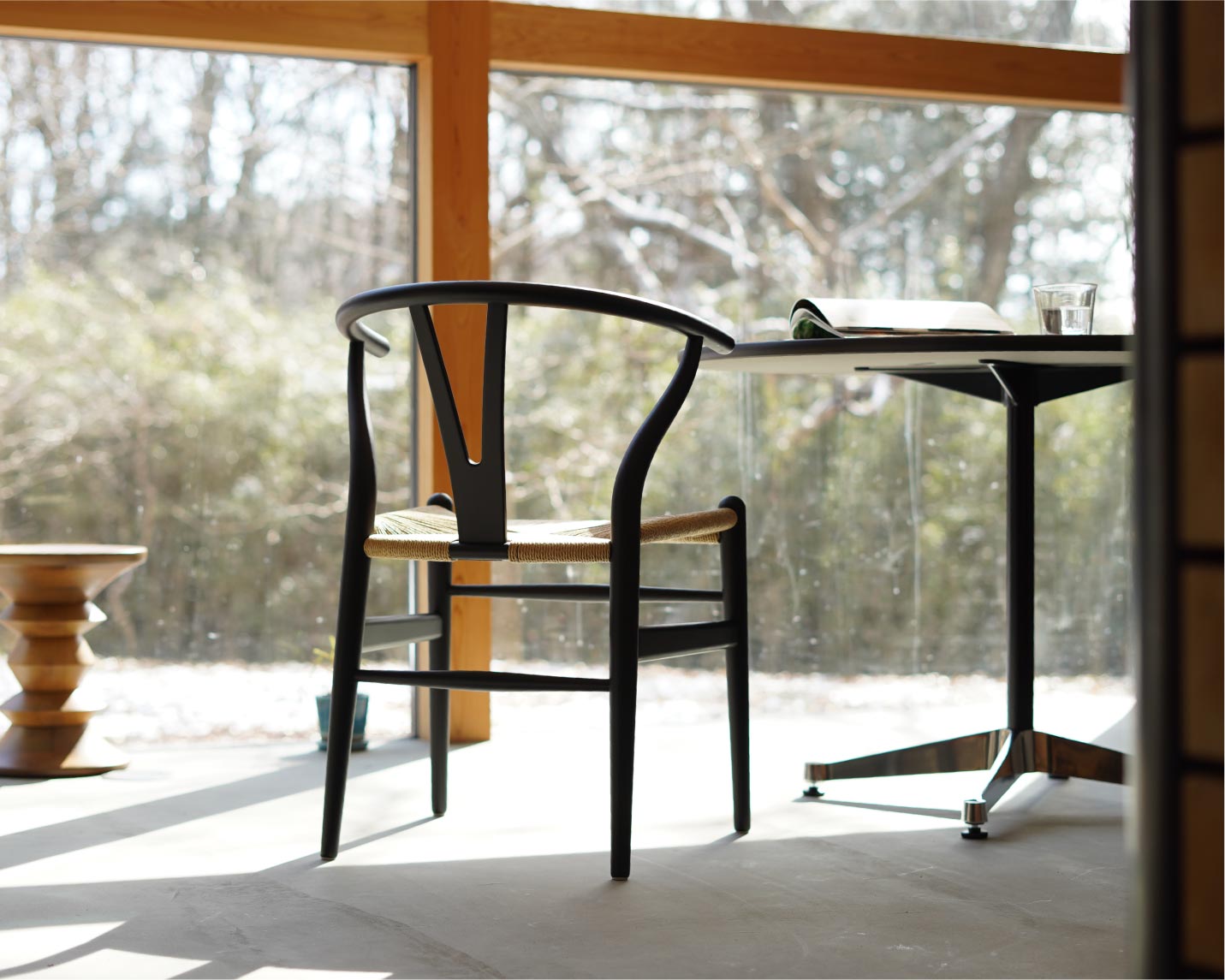 CARL HANSEN & SON （カール・ハンセン＆サン）CH24(Yチェア）ビーチ ソフトブラックの後ろ姿