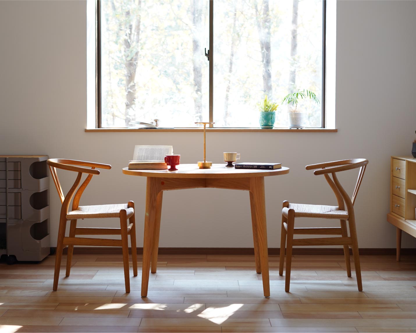 カール・ハンセン＆サン CH24（Yチェア） オーク/オイルフィニッシュとマルニ60ラウンドテーブルの組み合わせ