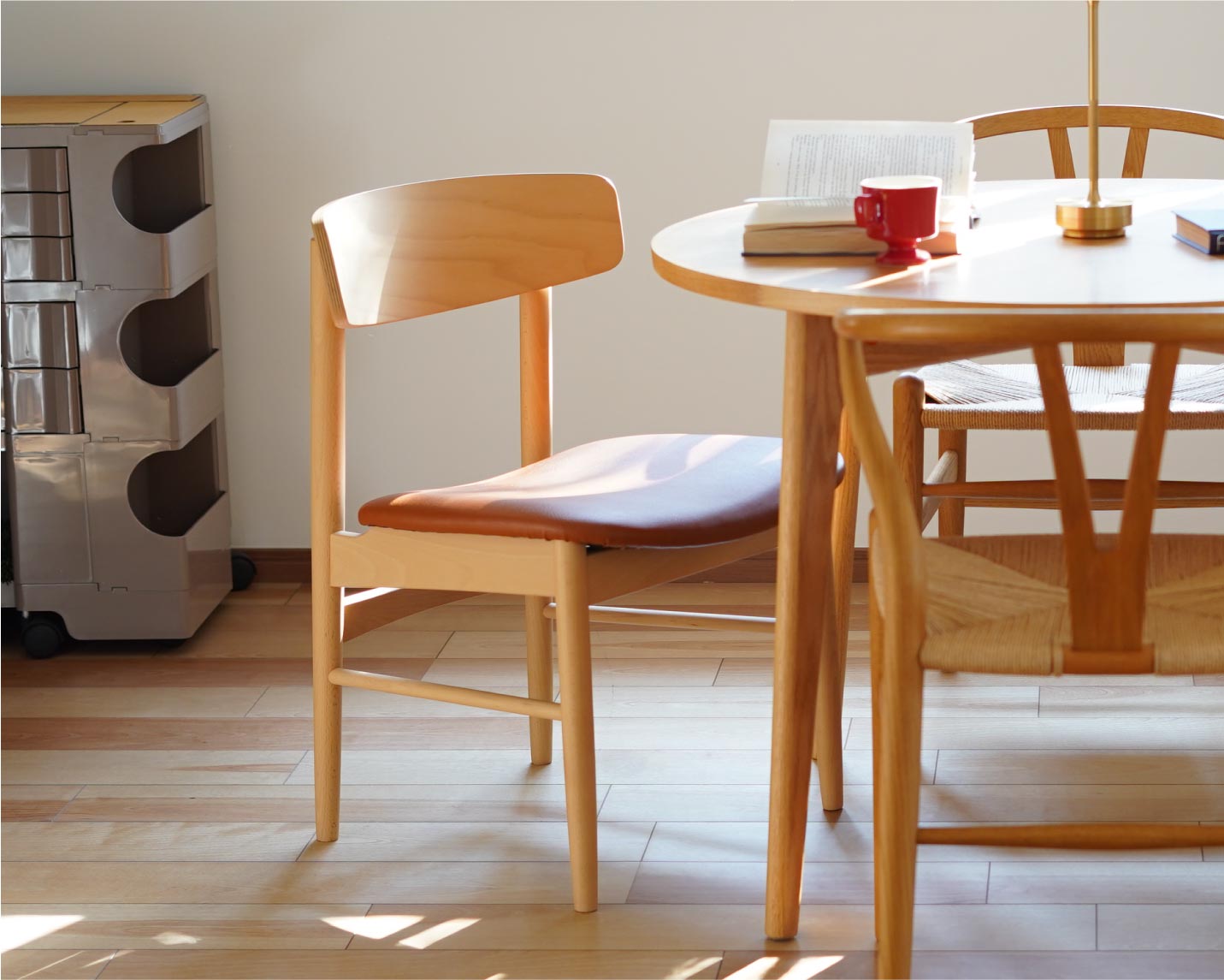 カリモク60+ Tチェア リーベルブラウン