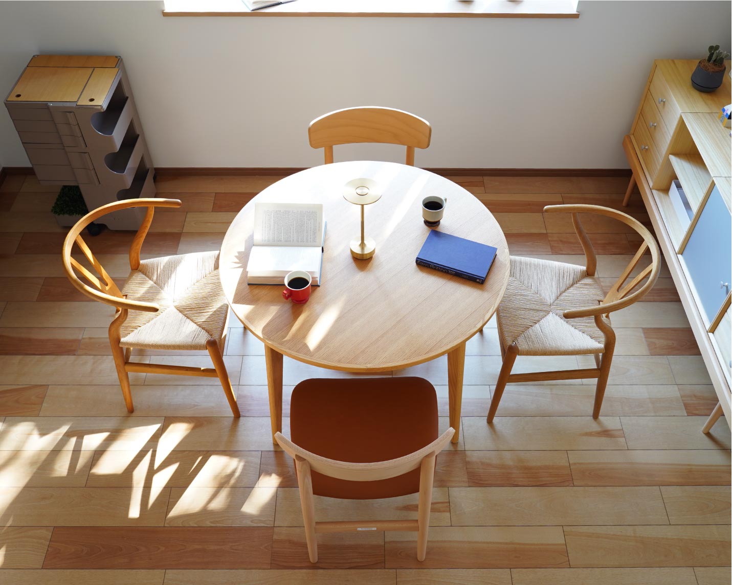 カール・ハンセン＆サン CH24（Yチェア）オーク/オイルフィニッシュとカリモク60Tチェア、マルニ60ラウンドテーブルのダイニング