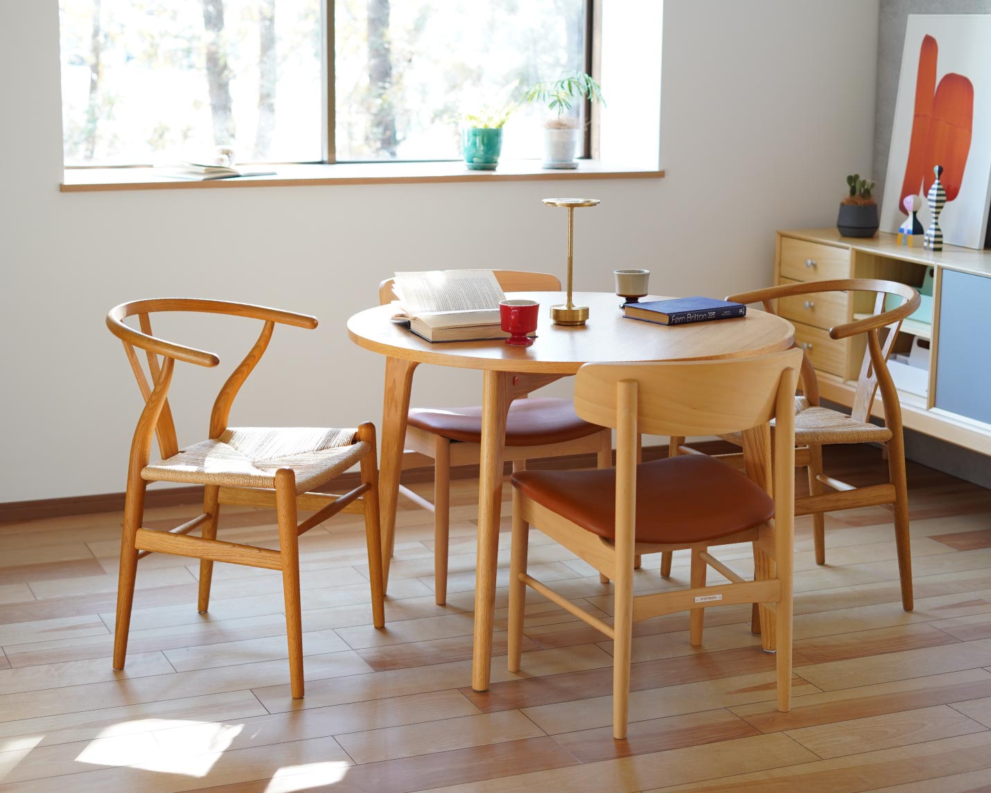 カール・ハンセン＆サン CH24（Yチェア）オーク/オイルフィニッシュとカリモク60Tチェア、マルニ60ラウンドテーブルのダイニング